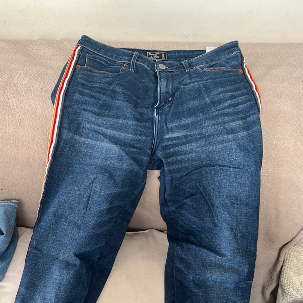 Hollister size 28 with stripe